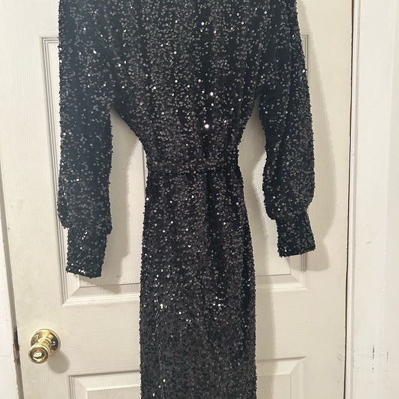Boohoo Black Sequin Velvet Midi Wrap Dress - Picture 4 of 6